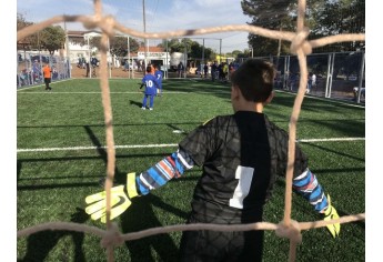 Quadra foi inaugurada com torneio de futebol entre categorias menores Sub-10 (nascidos em 2008 e 2009) e Sub-12 (nascidos 2006 e 2007) com as equipes formadas pelas escolinhas do município (Foto: Siga Mais).