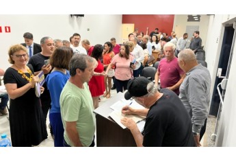 Londrina na noite de lançamento do seu terceiro livro (Foto: Siga Mais).