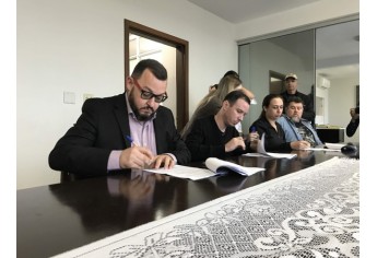 Representantes das empresas assinam contratos de concessão de áreas (Foto: Siga Mais).