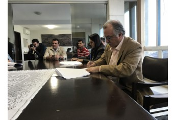 Representantes das empresas assinam contratos de concessão de áreas (Foto: Siga Mais).