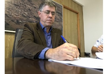 Prefeito Márcio Cardim presidiu cerimônia de assinatura dos contratos (Foto: Siga Mais).