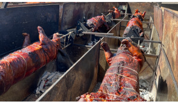 Com convites esgotados, Arca realiza neste domingo (5) seu tradicional porco no rolete