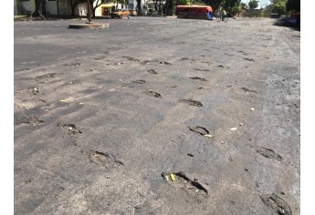 Danos provocados pela passagem de pedestres e veículos, em área recém recapeada, no pátio da feira-livre (Foto: Siga Mais).