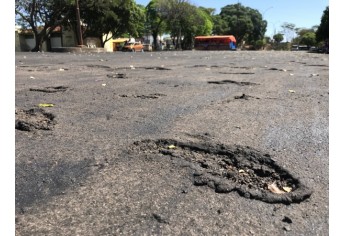 Danos provocados pela passagem de pedestres e veículos, em área recém recapeada, no pátio da feira-livre (Foto: Siga Mais).
