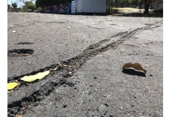 Danos provocados pela passagem de pedestres e veículos, em área recém recapeada, no pátio da feira-livre (Foto: Siga Mais).