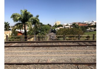 Ferrovia abandonada, sem operação, corta a área urbana de Adamantina. Procuradoria Geral da República diz que renovação antecipada da concessão, como pretende a concessionária, é inconstitucional (Foto: Siga Mais).