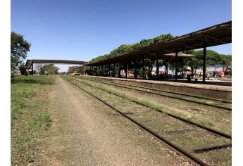 Ferrovia abandonada, sem operação, corta a área urbana de Adamantina. Procuradoria Geral da República diz que renovação antecipada da concessão, como pretende a concessionária, é inconstitucional (Foto: Siga Mais).