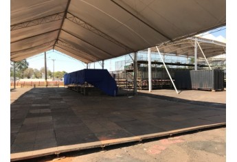 Recito Poliesportivo recebe estrutura para a ExpoVerde 2018 (Foto: Siga Mais).