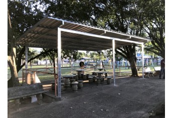 Cobertura metálica instalada na área de jogos de mesa, no Parque dos Pioneiros (Foto: Siga Mais).