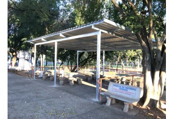 Cobertura metálica instalada na área de jogos de mesa, no Parque dos Pioneiros (Foto: Siga Mais).