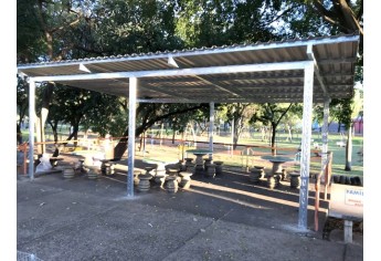 Cobertura metálica instalada na área de jogos de mesa, no Parque dos Pioneiros (Foto: Siga Mais).