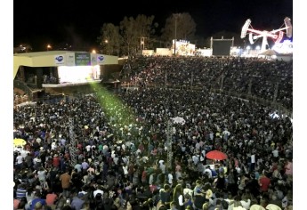 Poliesportivo tem lotação histórica com show de João Bosco & Vinicius na Expoverde