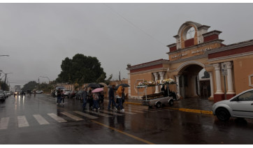 Sob chuva, corpo do ex-prefeito José Laércio Rossi é sepultado em Adamantina