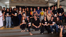 Estudantes da Escola Helen Keller lançam livro Vozes Jovens: Histórias do Cotidiano