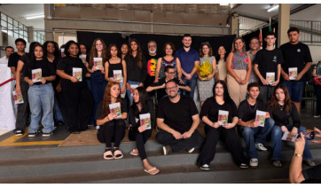 Estudantes da Escola Helen Keller lançam livro Vozes Jovens: Histórias do Cotidiano