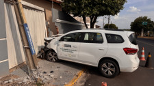 Motorista tem mal súbito, perde controle de veículo e colide em poste e muro em Adamantina
