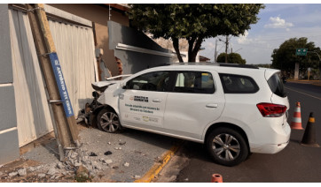 Motorista tem mal súbito, perde controle de veículo e colide em poste e muro em Adamantina