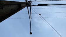 Objeto atinge rede elétrica e rompe cabos no centro de Adamantina