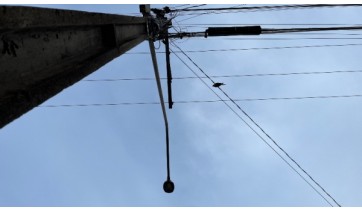 Objeto atinge rede elétrica e rompe cabos no centro de Adamantina