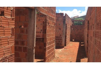 Obras paralisadas desde 2011 são retomadas pela atual administração, para a construção da unidade básica de saúde do Jardim Brasil (Foto: Siga Mais).