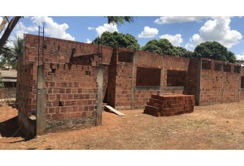 Obras paralisadas desde 2011 são retomadas pela atual administração, para a construção da unidade básica de saúde do Jardim Brasil (Foto: Siga Mais).