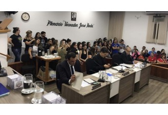 Estudantes de medicina compareceram à sessão ordinária da Câmara Municipal,  na noite de segunda-feira, onde protocolaram abaixo-assinado (Foto: Siga Mais).