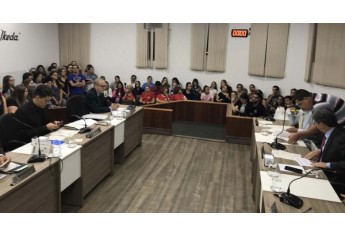 Estudantes de medicina compareceram à sessão ordinária da Câmara Municipal,  na noite de segunda-feira, onde protocolaram abaixo-assinado (Foto: Siga Mais).