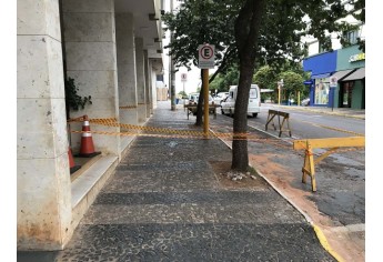 Área defronte ao Paço Municipal é interditada preventivamente, após queda de revestimento do edifício (Foto: Siga Mais).