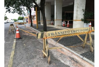 Área defronte ao Paço Municipal é interditada preventivamente, após queda de revestimento do edifício (Foto: Siga Mais).