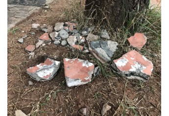 Peça do revestimento caiu da fachada do prédio da Prefeitura de Adamantina (Foto: Siga Mais).