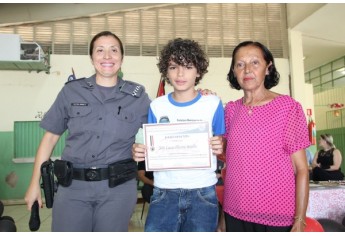 PROERD é realizado nas escolas da região de Adamantina. Neste ano de 2017 são mais de 750 estudantes mobilizados (Foto: Cedida/PM).