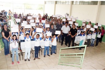 PROERD é realizado nas escolas da região de Adamantina. Neste ano de 2017 são mais de 750 estudantes mobilizados (Foto: Cedida/PM).