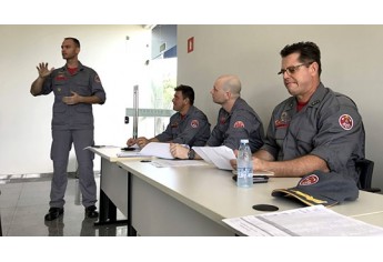 Encontro do comando do 14º Grupamento dos Bombeiros aconteceu nesta quinta-feira, em Adamantina (Foto: Siga Mais).