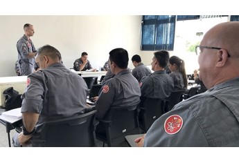 Encontro do comando do 14º Grupamento dos Bombeiros aconteceu nesta quinta-feira, em Adamantina (Foto: Siga Mais).