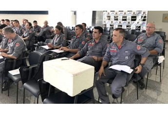 Encontro do comando do 14º Grupamento dos Bombeiros aconteceu nesta quinta-feira, em Adamantina (Foto: Siga Mais).