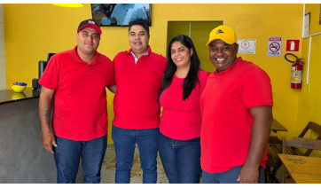 V?tor, Rafael, Larissa e F?bio inauguram a Chapa Quente Lanches nesta quinta-feira, 15, em Adamantina (Siga Mais).