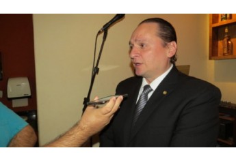 Deputado Federal Ricardo Bentinho atende a imprensa em Adamantina (Foto: João Vinícius/Grupo Impacto).