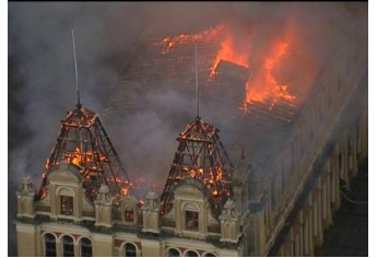 Incêndio de grandes proporções atinge o Museu da Língua Portuguesa, na Luz, em SP