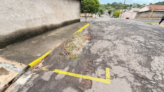 Morador questiona ponto de ônibus sobre trecho com asfalto danificado no Parque Itamarati