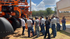 Alunos de agronomia da FAI participam de capacitação prática na Jacto, em Pompeia
