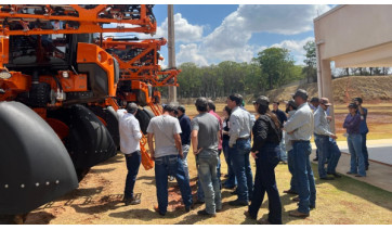Alunos de agronomia da FAI participam de capacitação prática na Jacto, em Pompeia