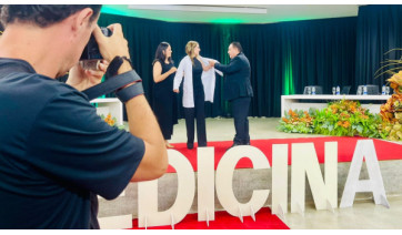 12ª Turma de Medicina da FAI recebe jalecos em noite de emoção e compromisso ético