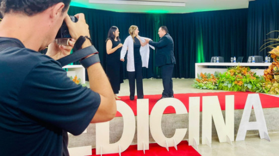 12ª Turma de Medicina da FAI recebe jalecos em noite de emoção e compromisso ético