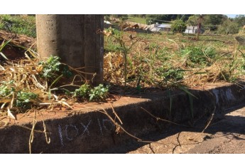 Demarcações ao Jardim Aeroporto, próximo à passagem sobre os trilhos que dá acesso a hotel (Foto: Siga Mais).