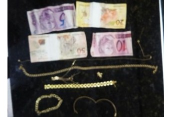 Joias e dinheiro foram localizados com os bandidos (Foto: Polícia Militar/Divulgação)