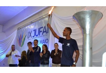 Ex-aluno de Educação Física da FAI, Jeferson de Souza, é atleta profissional e conduziu a tocha dos jogos (Foto: Daniel Torres).