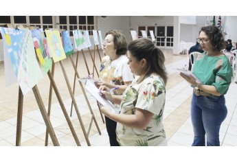 As juradas Áurea Andrade, Aureni Luiz e Sandra Bellusci avaliaram os melhores cartazes (Foto: Assessoria de Imprensa/Lions Clube de Adamantina).