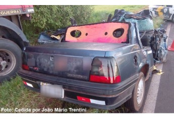 Choque frontal entre automóvel GM Monza, de Bastos, e uma carreta com placas de Curitiba (PR matou duas pessoas na SP-294 (Foto: João Mário Trentini/Reprodução Bastos Já).