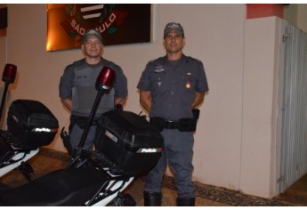 Sargento Evair e o Cabo Conelian, da Rocam, prenderam ontem, em Tupã, traficante de Adamantina com drogas na Praça da Bandeira (Foto:  Tupã Notícias)