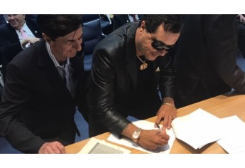 Kiko Bonassa assina documento oficial no Palácio do Planalto (Foto: Arquivo Pessoal).